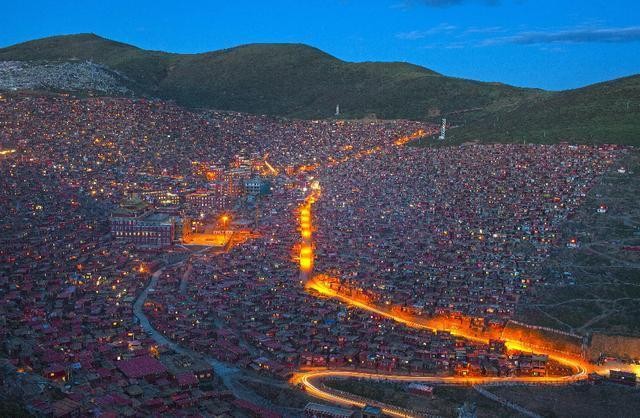 四川有个世界上最大的佛学院，而且只允许大陆人进入