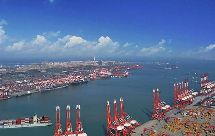 我国最大的港口位于哪个城市( )