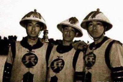 ​同样都是清朝的士兵 他们衣服上面的兵和勇有什么区别