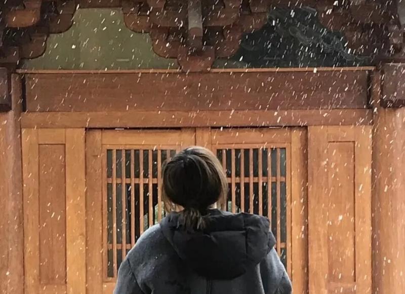 男生喷香水暗示什么