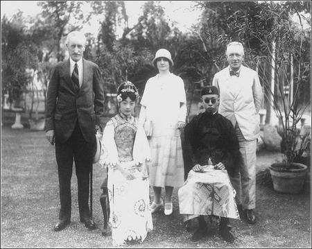 末代皇帝溥仪传奇一生：三岁即位，六岁失国，在别人的操纵下生活