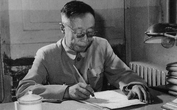 末代皇帝溥仪传奇一生：三岁即位，六岁失国，在别人的操纵下生活