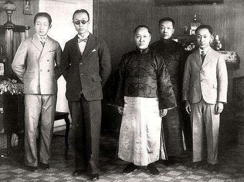 末代皇帝溥仪传奇一生：三岁即位，六岁失国，在别人的操纵下生活