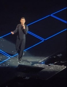 ​突发！刘德华演唱会不慎踩空摔倒，疑似受伤