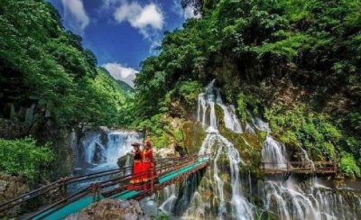 ​世界上唯一的瀑布温泉，非常的低调，温泉水可以直接饮用