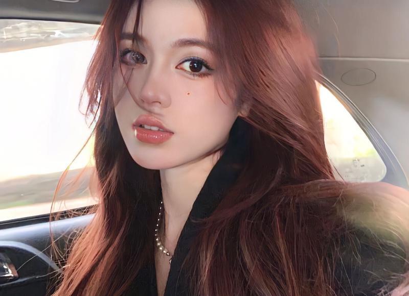 两个人来电的眼神，两个人对视谁都不闪躲