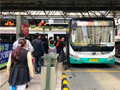 ​车多人不太多，最近昆明公交车有点好坐