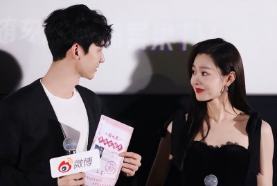 ​好甜！白敬亭与宋轶现场搂抱，引发热议！是否宣布恋爱关系？