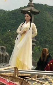 ​倚天屠龙记中的黄衫女，到底是谁？