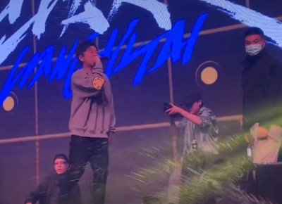 ​王以太再遇演出事故！现场失控观众快要打起来，被迫中断表演劝架