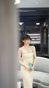 ​当美女模特戴上眼镜会更成熟吗？不一样的眼镜少女拍照体验！